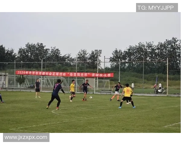 足球花式技艺展示:球星们的创意与突破,挑战极限的运动魅力 足球花式技艺展示:球星们的创意与突破,挑战极限的运动魅力