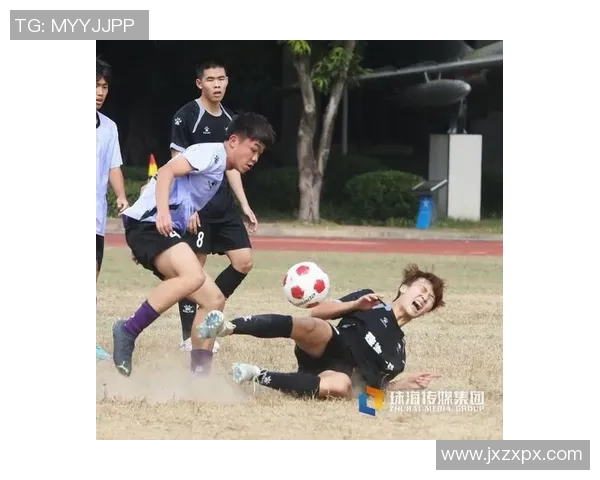 足球球星进球后激情奔跑瞬间展现奋力拼搏与荣耀时刻 足球球星进球后激情奔跑瞬间展现奋力拼搏与荣耀时刻